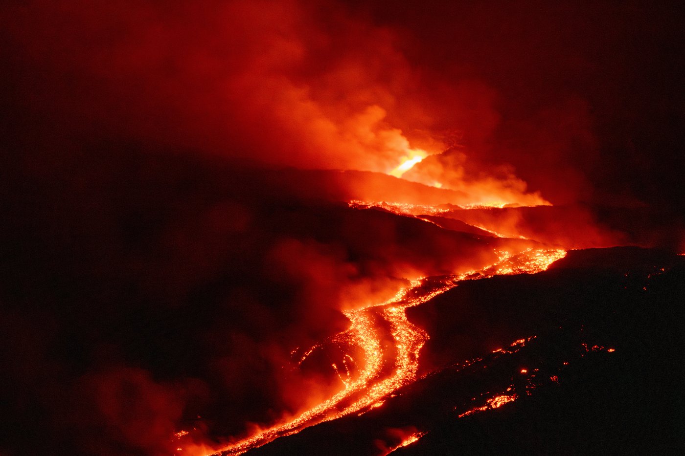 Persistent Etna ash shuts Sicily's busiest airport during peak holiday week | iNFOnews.ca