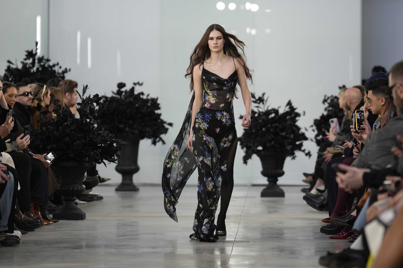 Irina Shayk opens Blumarine show in Milan injecting buzz into creative director David Koma’s debut | iNFOnews.ca Irina Shayk opens Blumarine show in Milan injecting buzz into creative director David Koma’s debut | iNFOnews.ca