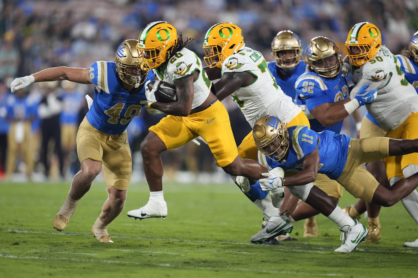 Dillon Gabriel throws for 3 TDs as No. 8 Oregon beats UCLA 34-13 in first Big Ten game | iNFOnews.ca