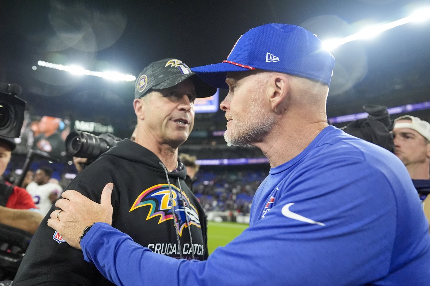 Henry runs for 199 yards and Jackson has 3 TDs as Ravens rout previously unbeaten Bills 35-10 | iNFOnews.ca