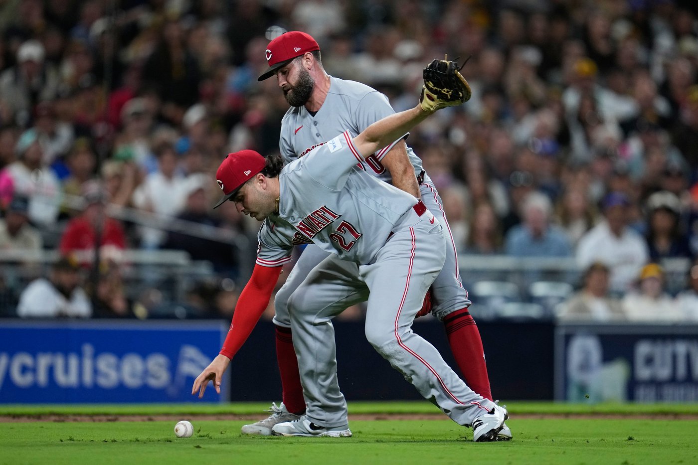 Padres rally for 6-2 win after the Reds botch 3 straight bunts in the 7th inning | iNFOnews.ca