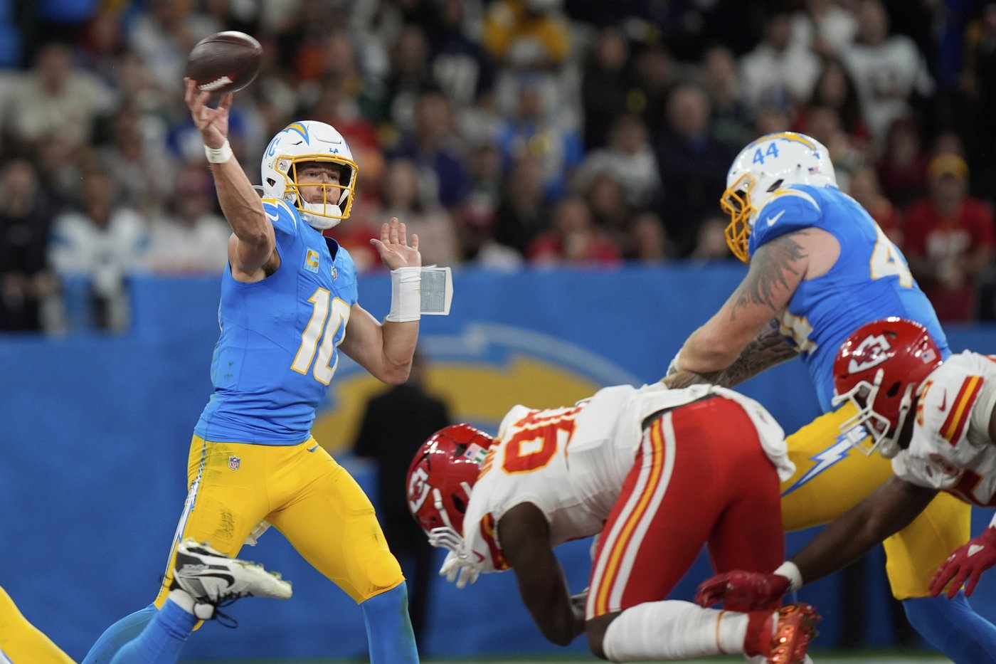 Herbert outduels Mahomes to help the Chargers beat the Chiefs 27-21 in Brazil | iNFOnews.ca Herbert outduels Mahomes to help the Chargers beat the Chiefs 27-21 in Brazil | iNFOnews.ca