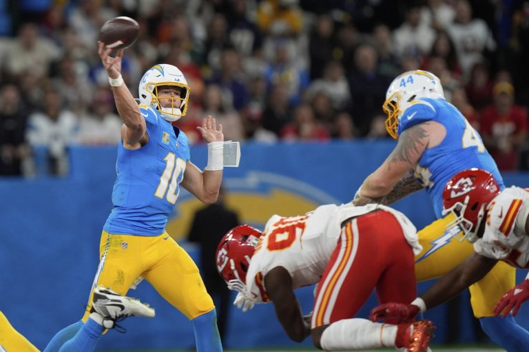 Herbert outduels Mahomes to help the Chargers beat Chiefs 27-21 in Brazil | iNFOnews.ca