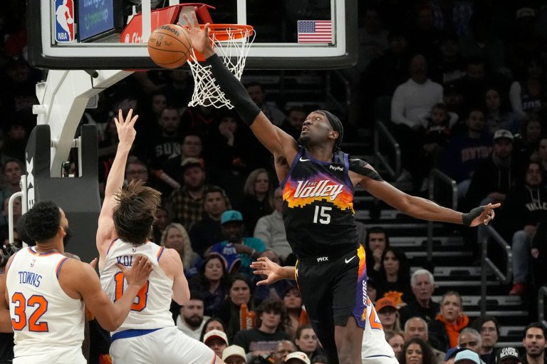 Booker scores 31 points, Brooks adds 27 as Suns hold on to beat Knicks 112-107 | iNFOnews.ca