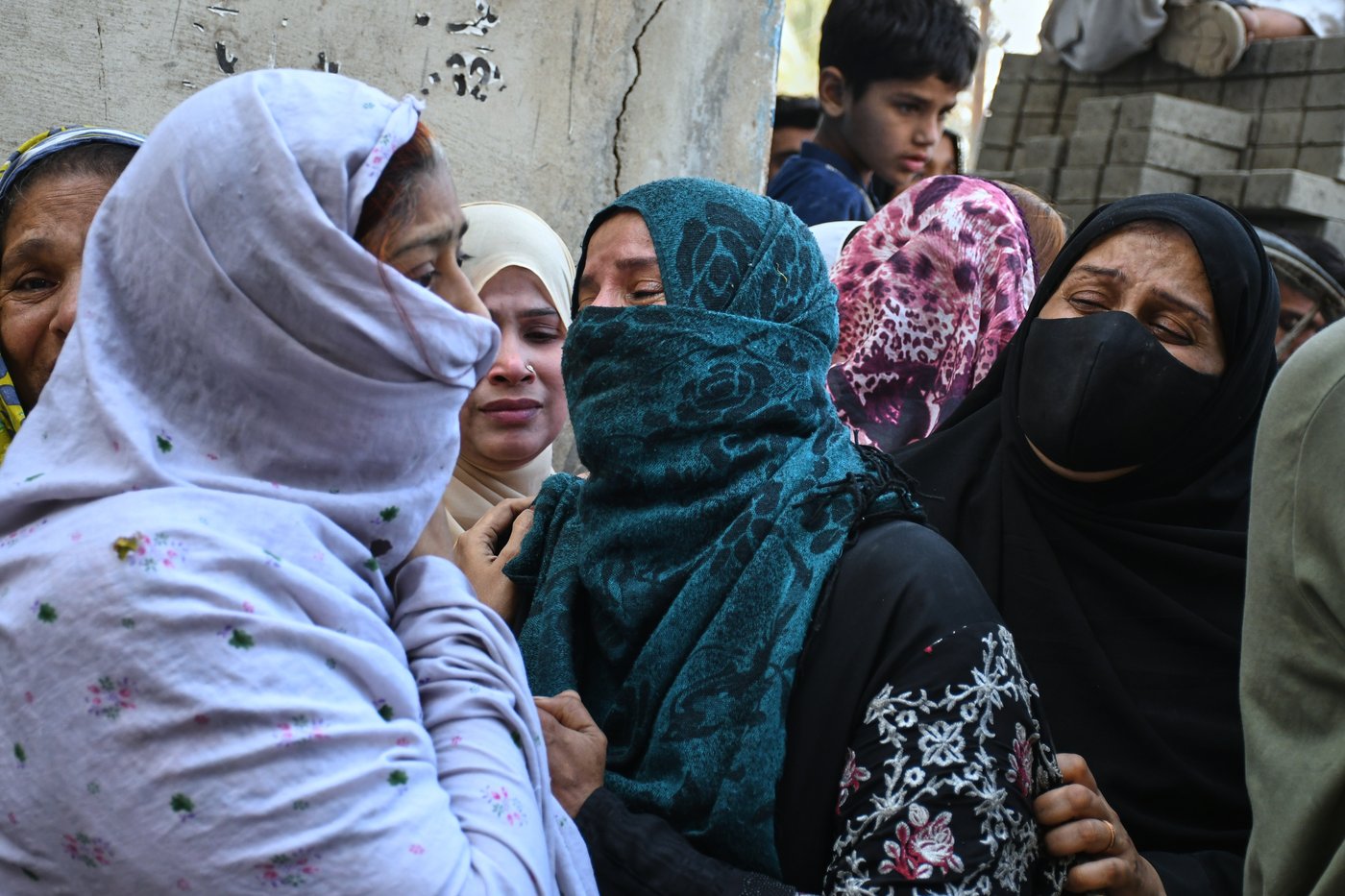 Gas explosion kills 16 after apartment building partially collapsed in southern Pakistan | iNFOnews.ca Gas explosion kills 16 after apartment building partially collapsed in southern Pakistan | iNFOnews.ca