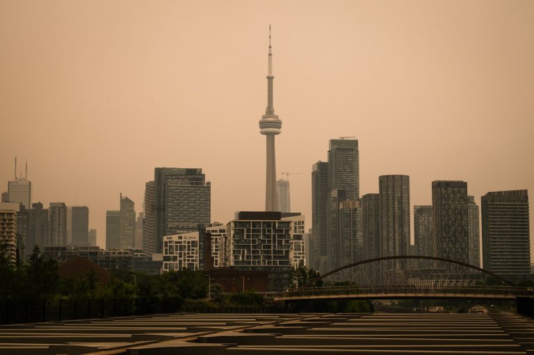 Wildfire smoke turns Toronto sky orange, prompts air quality alerts across Ontario | iNFOnews.ca