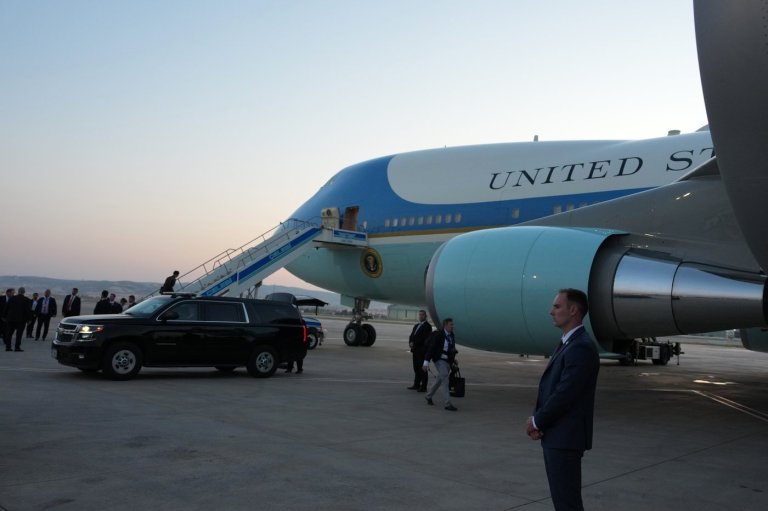 In a surprise swap, Trump flies back from Turkey in an old Air Force One, not the Qatari-gifted jet | iNFOnews.ca