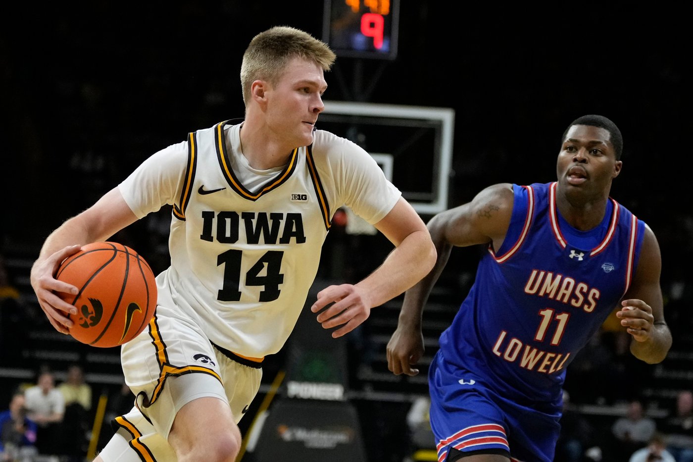 Stirtz scores 22 points to lead No. 25 Iowa over UMass Lowell, 90-62 | iNFOnews.ca
