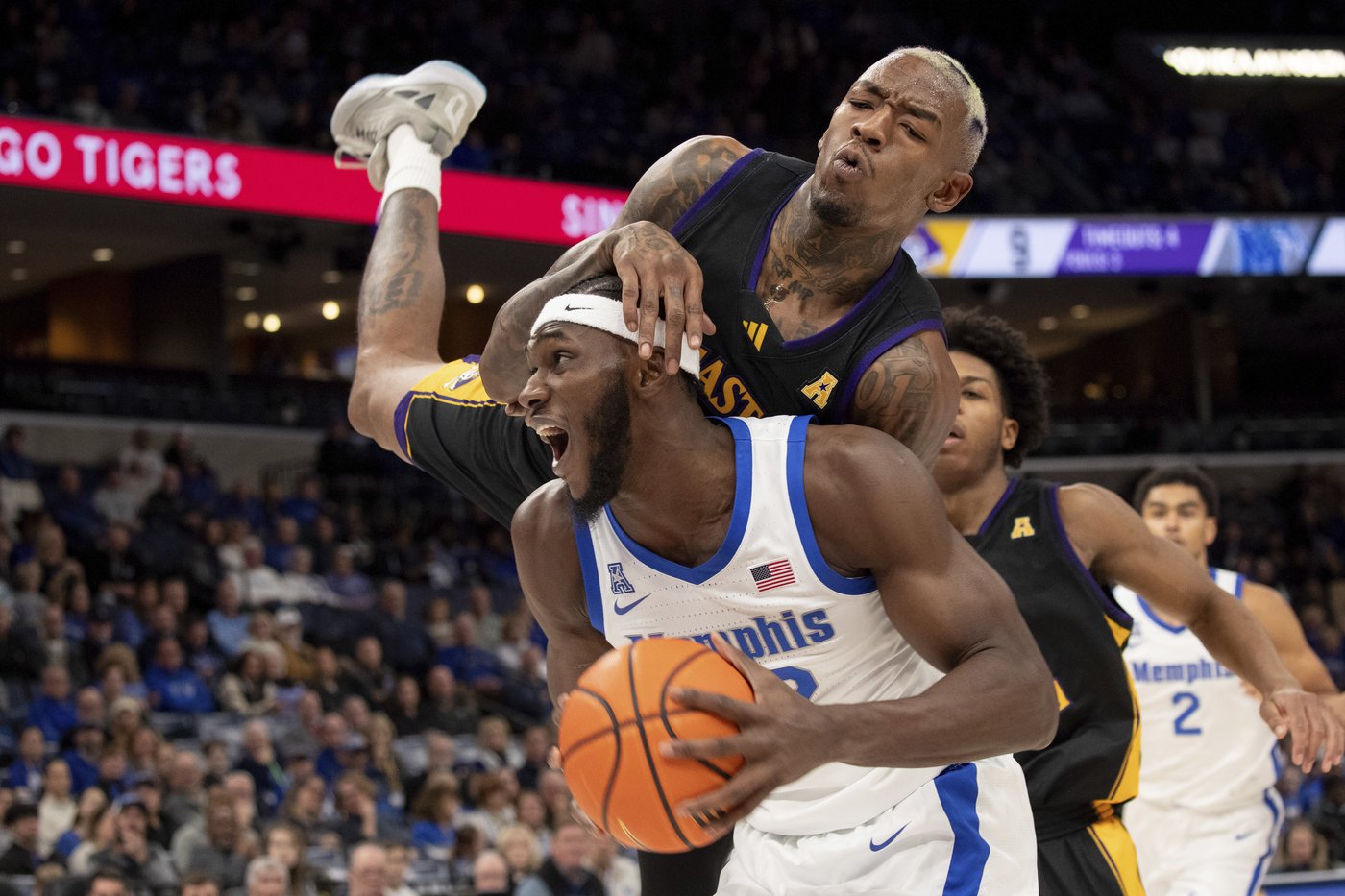 No. 19 Memphis extends winning streak to 4 games with 74-70 victory over East Carolina | iNFOnews.ca No. 19 Memphis extends winning streak to 4 games with 74-70 victory over East Carolina | iNFOnews.ca