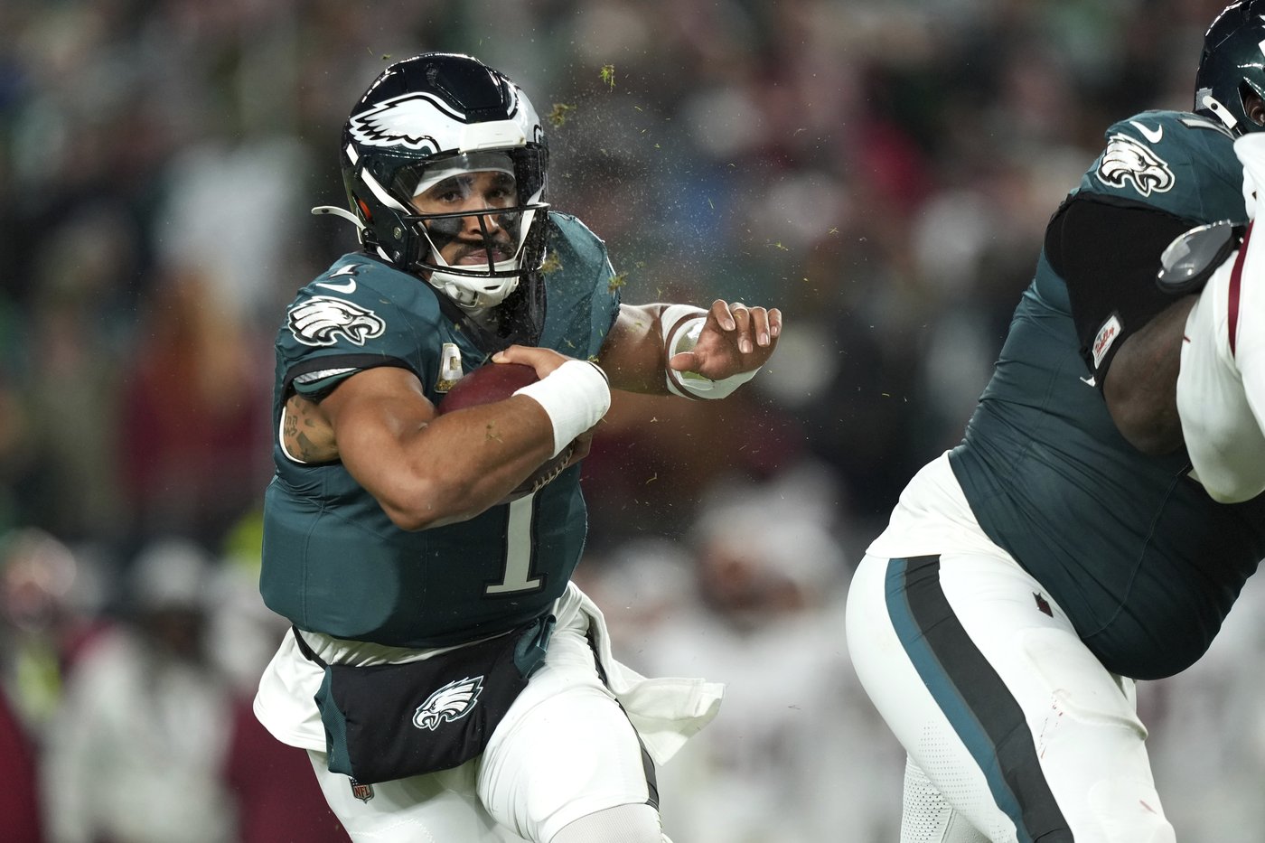 Saquon Barkley runs for 2 TDs, Eagles beat Commanders 26-18 to stretch NFC East lead | iNFOnews.ca