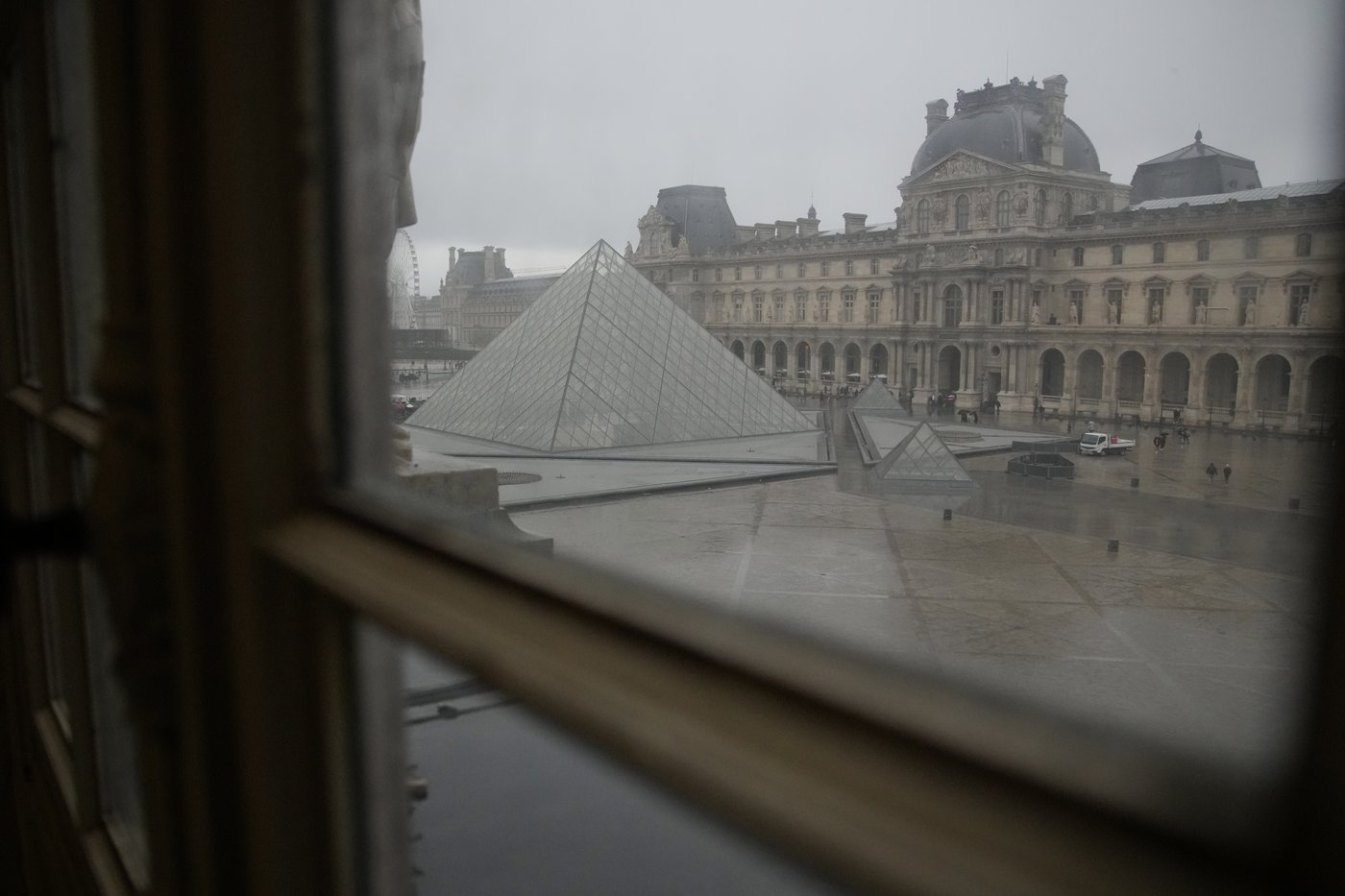 Louvre thieves escaped with just 30 seconds to spare, Senate inquiry finds | iNFOnews.ca