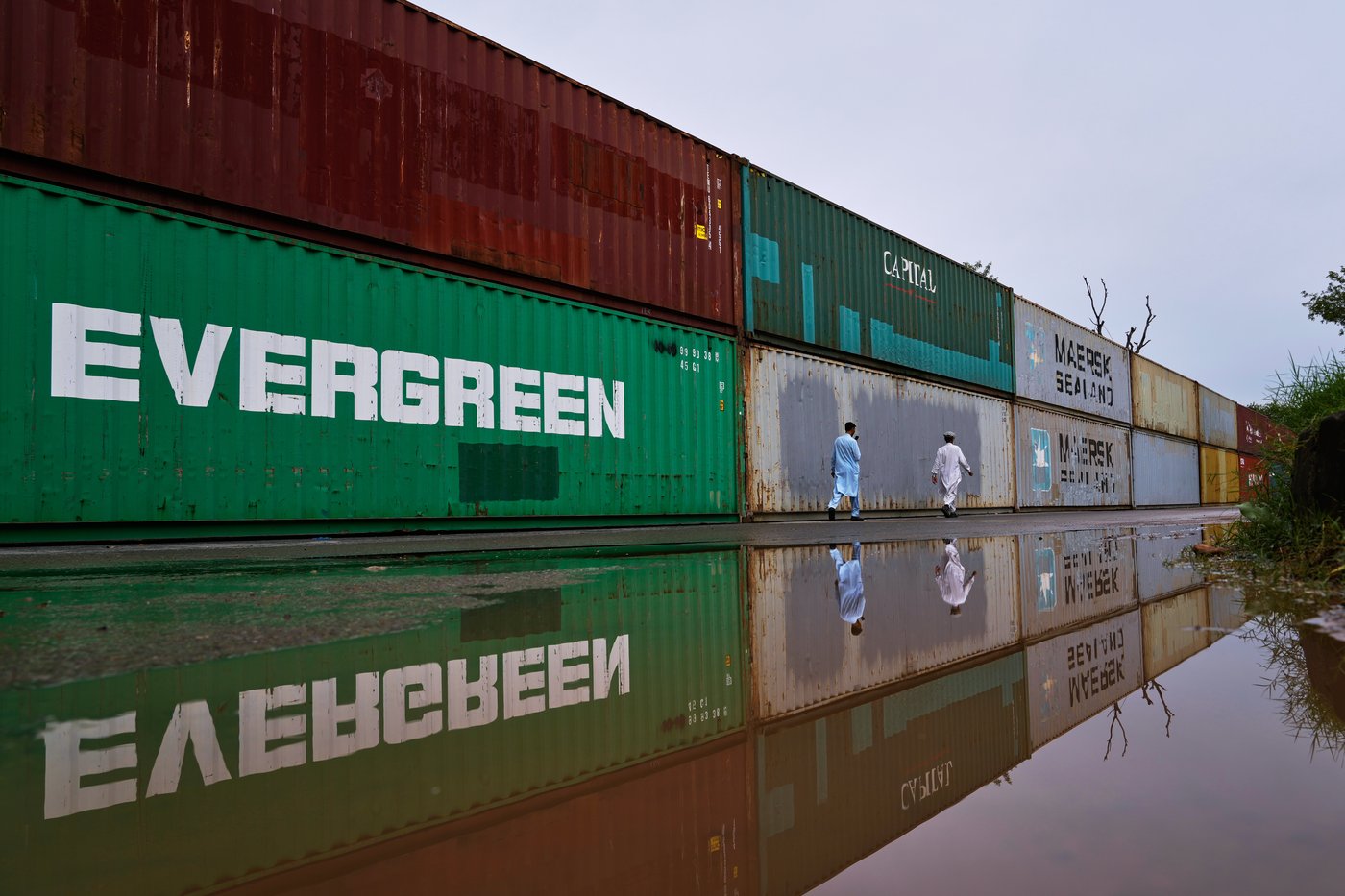 In Islamabad, shipping containers on the streets signal a protest is imminent | iNFOnews.ca In Islamabad, shipping containers on the streets signal a protest is imminent | iNFOnews.ca