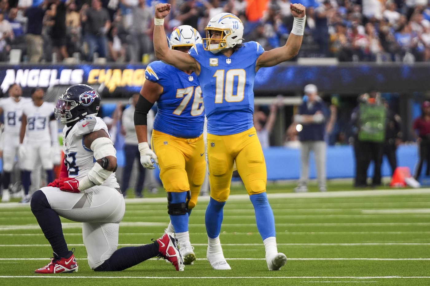 Justin Herbert has TDs passing and rushing as Chargers beat Titans 27-17 for 3rd straight win | iNFOnews.ca