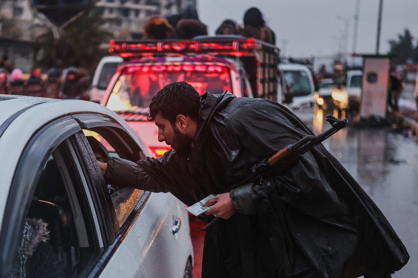 Photos of Syrians fleeing violence in Aleppo as shelling leaves heavy damage | iNFOnews.ca