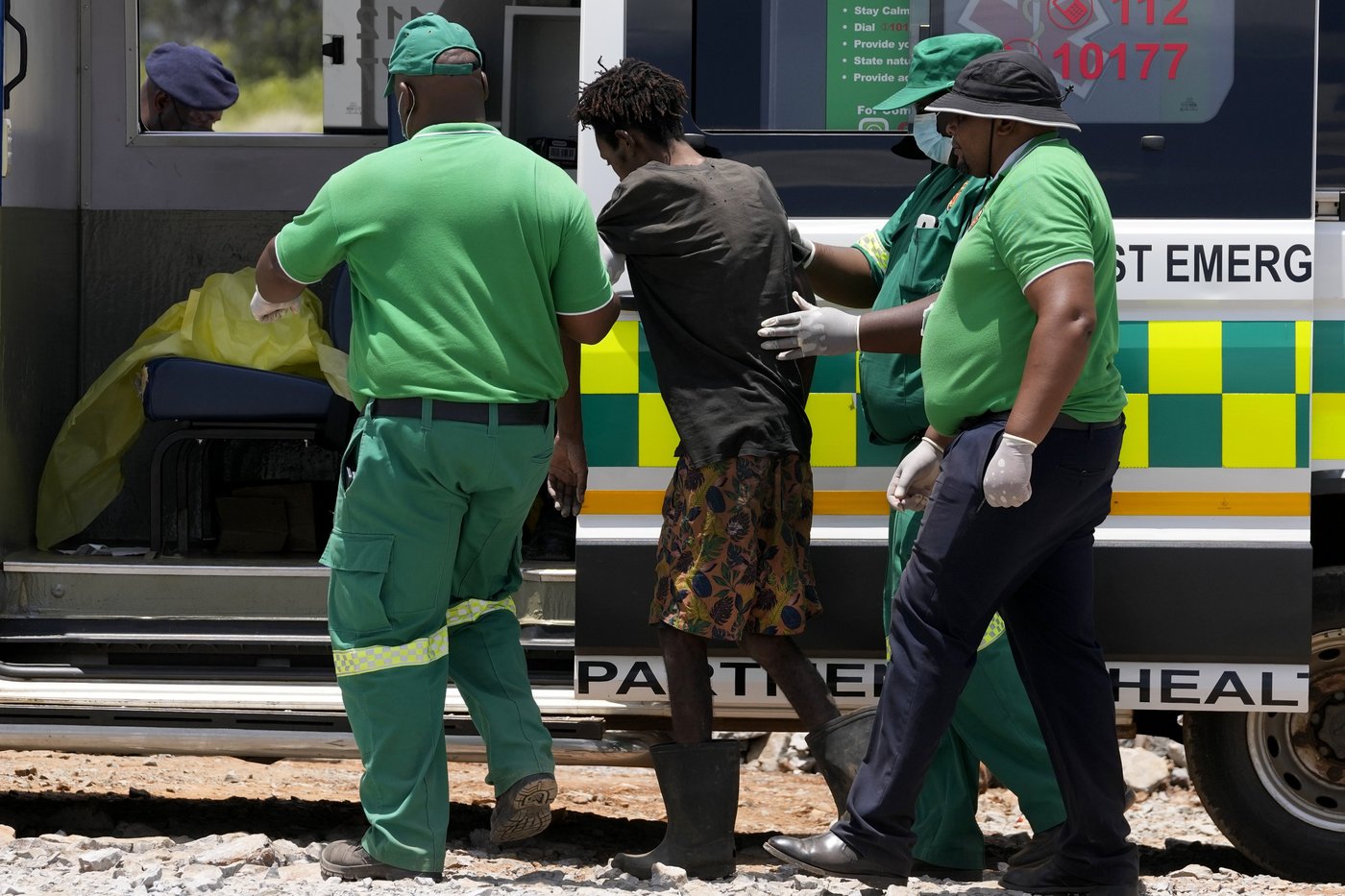 Dozens of survivors and dead pulled from abandoned South African mine as hundreds remain underground | iNFOnews.ca