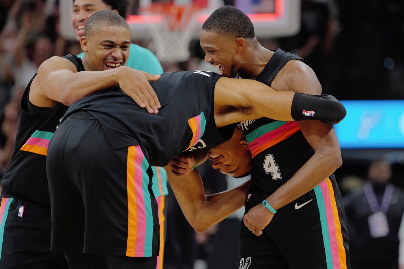 Victor Wembanyama and the Spurs rally from 25 points down to beat the Clippers 117-112 | iNFOnews.ca