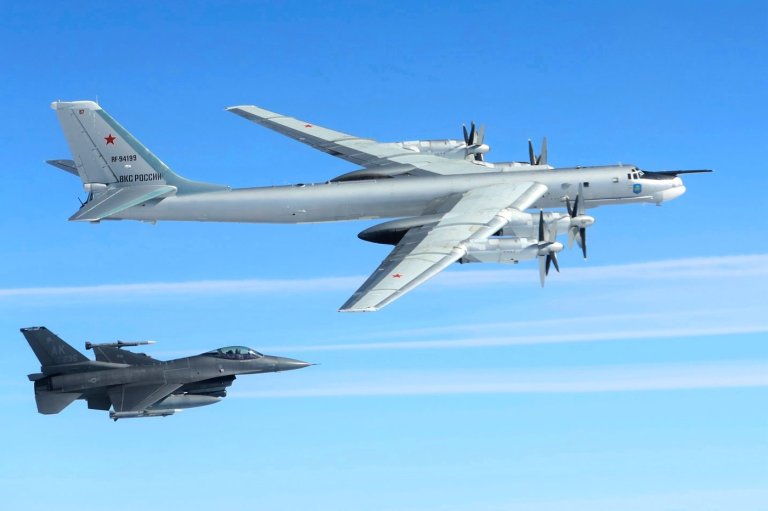 Russia's long-range bomber crashes on a training mission, killing 6 crewmembers | iNFOnews.ca