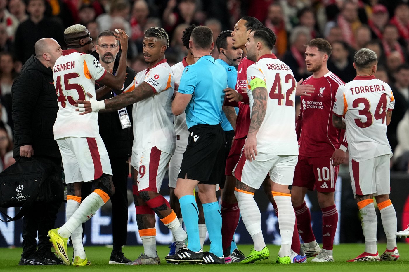 Osimhen played with a broken arm against Liverpool in the Champions League | iNFOnews.ca