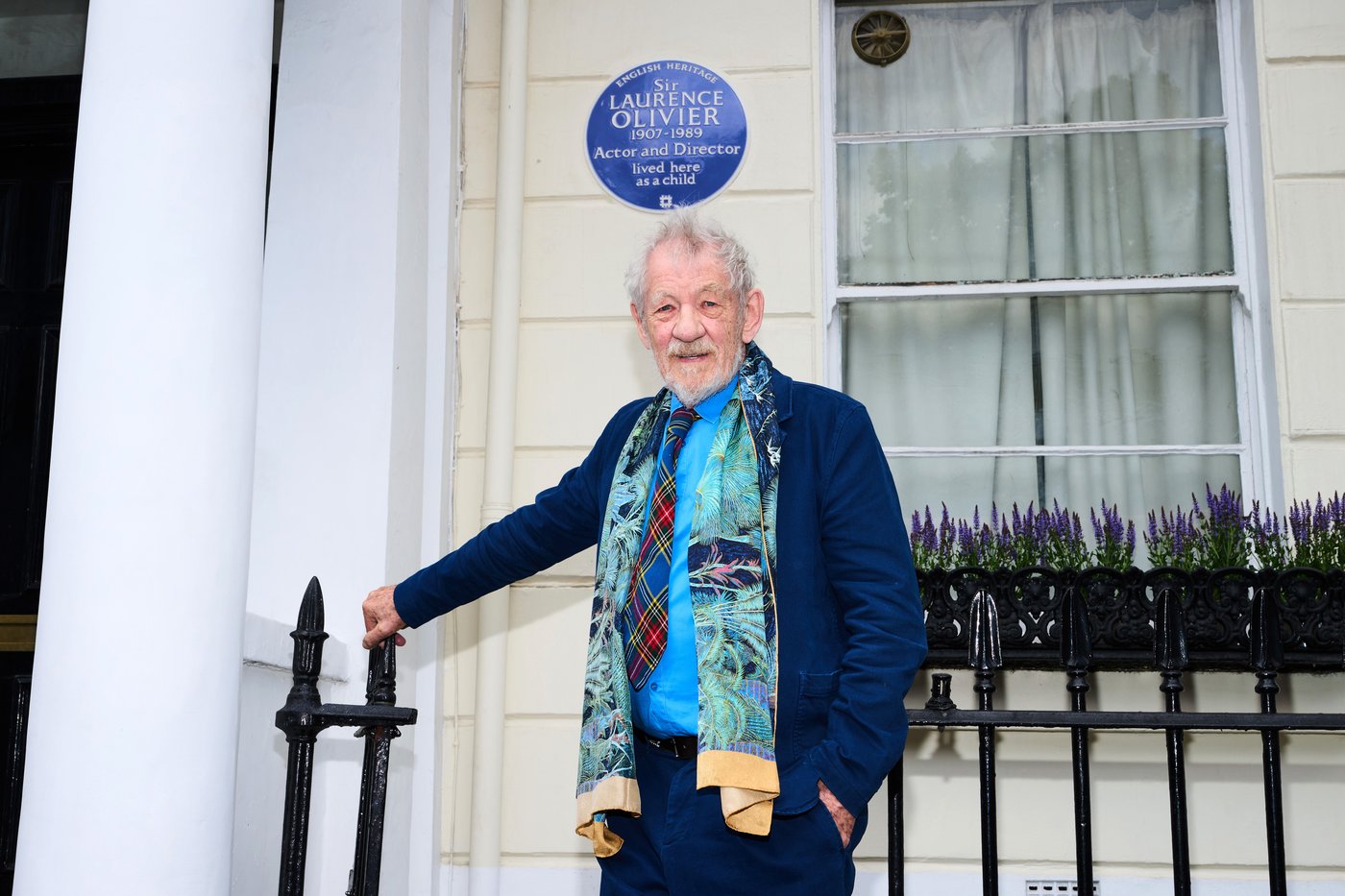 Laurence Olivier is honored with a plaque at his London childhood home | iNFOnews.ca Laurence Olivier is honored with a plaque at his London childhood home | iNFOnews.ca