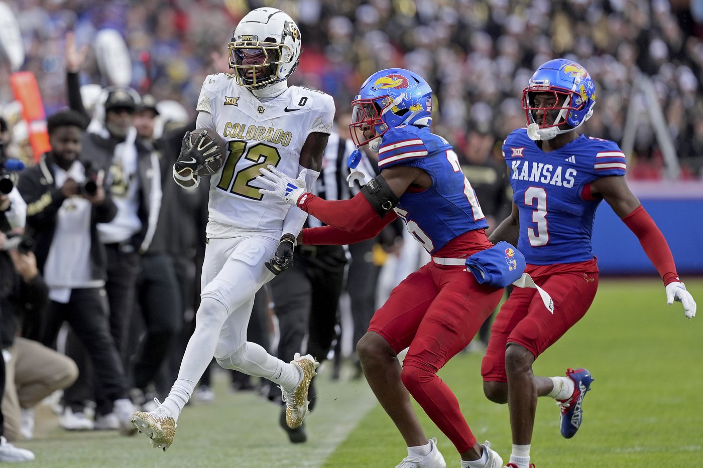 Upset Deion Sanders plans to give Travis Hunter his Jim Thorpe trophy after Colorado star snubbed | iNFOnews.ca
