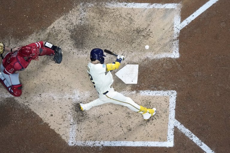Brewers' Yelich reaches major milestone in his successful comeback from back surgery | iNFOnews.ca