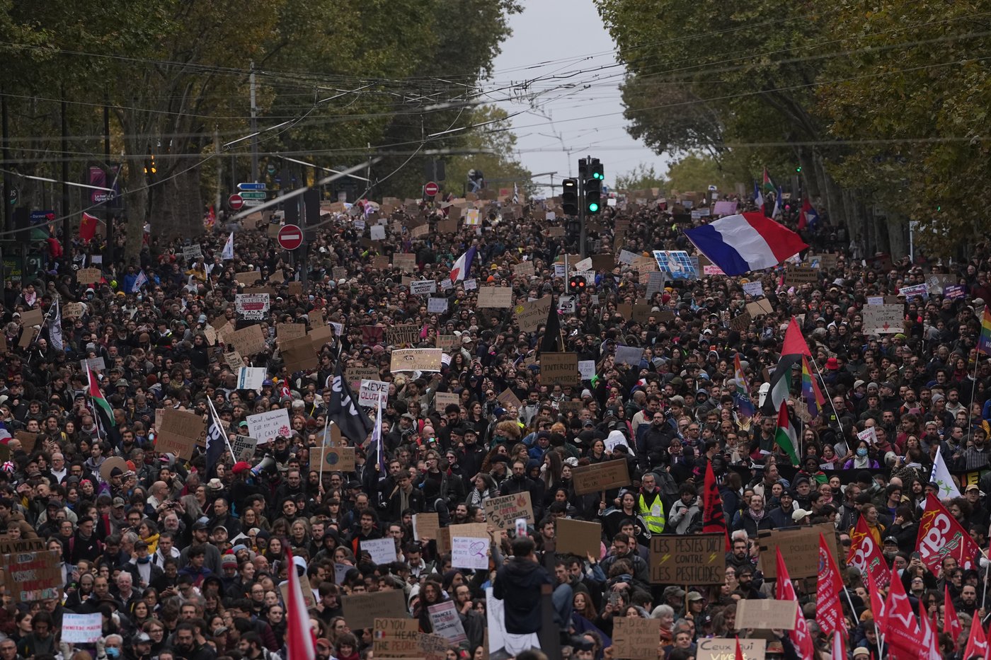 French soccer league moves games from Saturday amid public protests on streets | iNFOnews.ca French soccer league moves games from Saturday amid public protests on streets | iNFOnews.ca