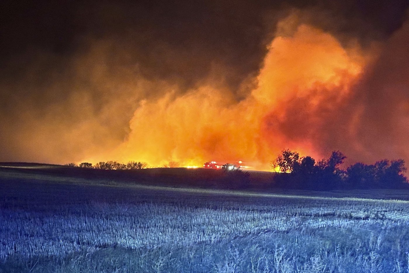 Weekend wildfires lead to 1 death, large areas burned in western North Dakota | iNFOnews.ca