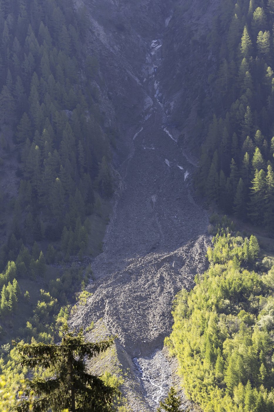 A Swiss village is evacuated because of a threat of a mudslide | iNFOnews.ca