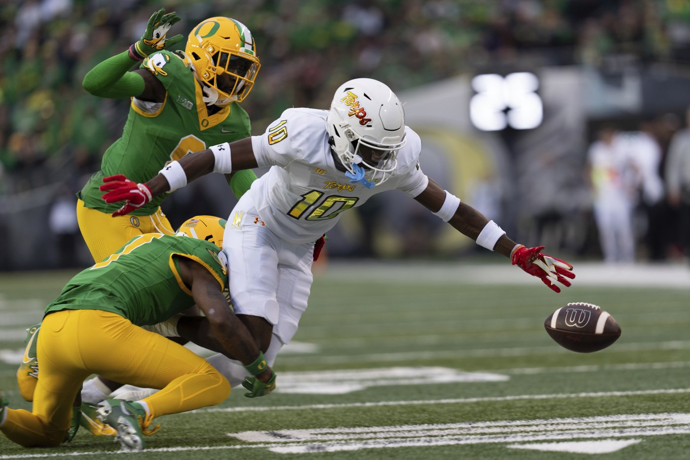 Gabriel breaks NCAA total TDs record and No. 1 Oregon downs Maryland 39-18 | iNFOnews.ca