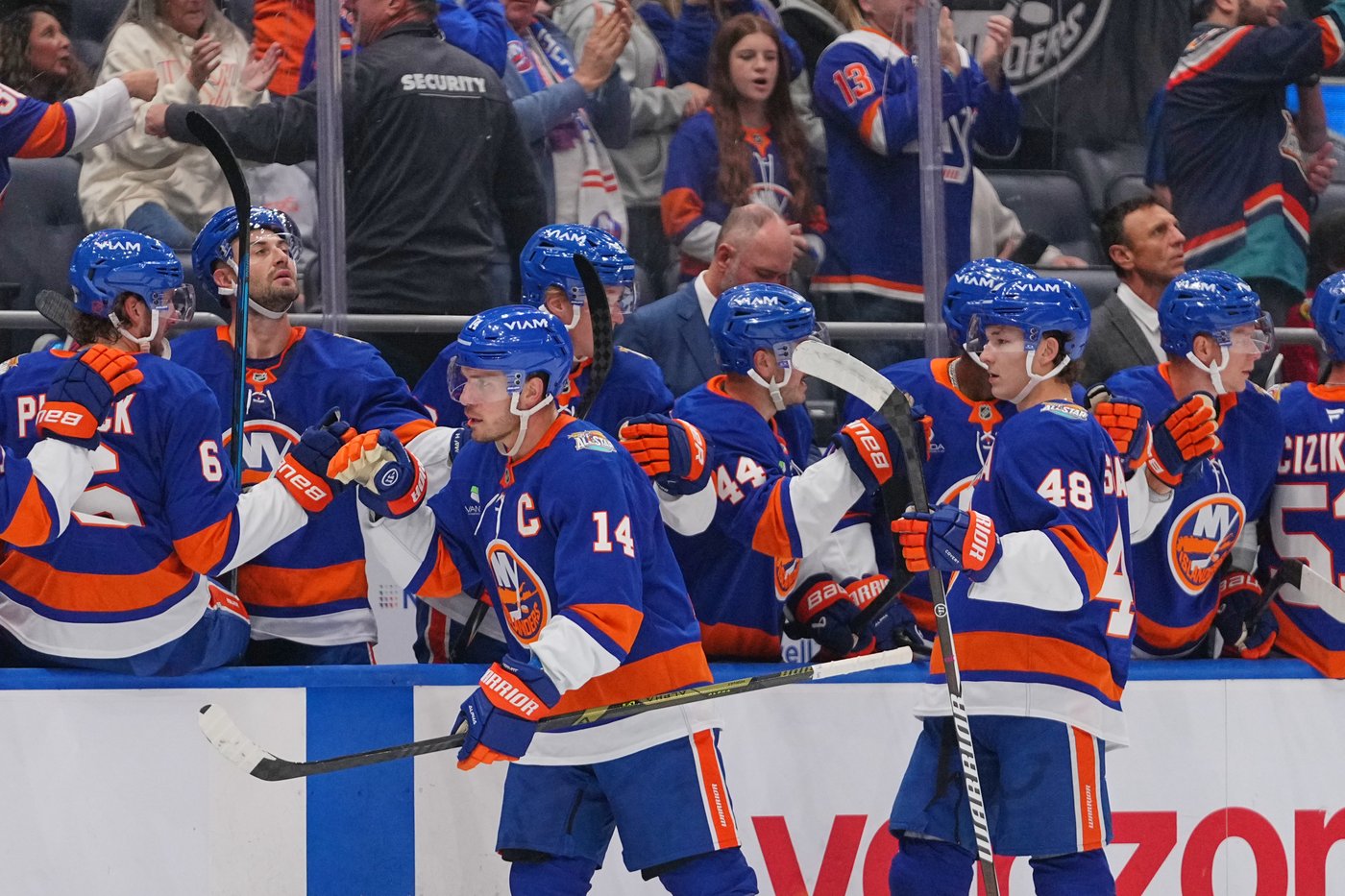 Bo Horvat scores twice as Islanders beat Blackhawks 4-1 | iNFOnews.ca Bo Horvat scores twice as Islanders beat Blackhawks 4-1 | iNFOnews.ca
