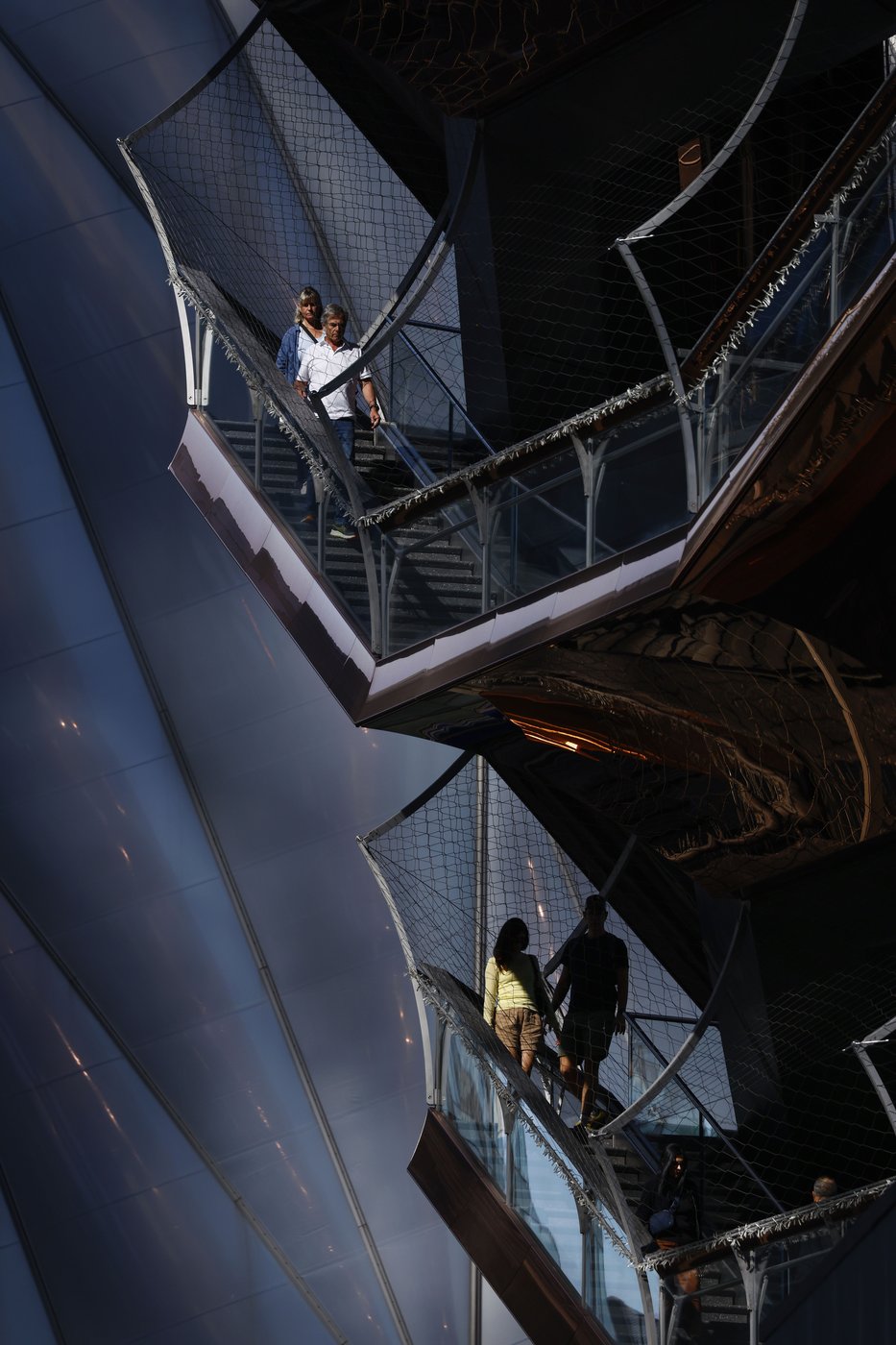 Tourists return to NYC's Vessel sculpture after it reopens with netting to prevent deaths | iNFOnews.ca