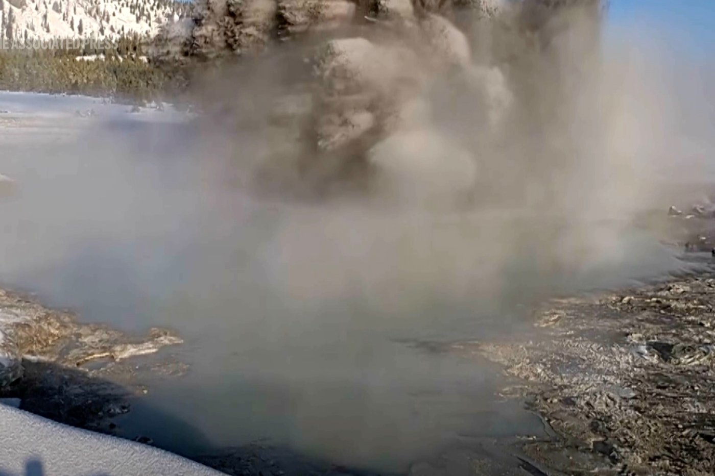 Muddy eruption at Yellowstone's Black Diamond Pool captured on video | iNFOnews.ca