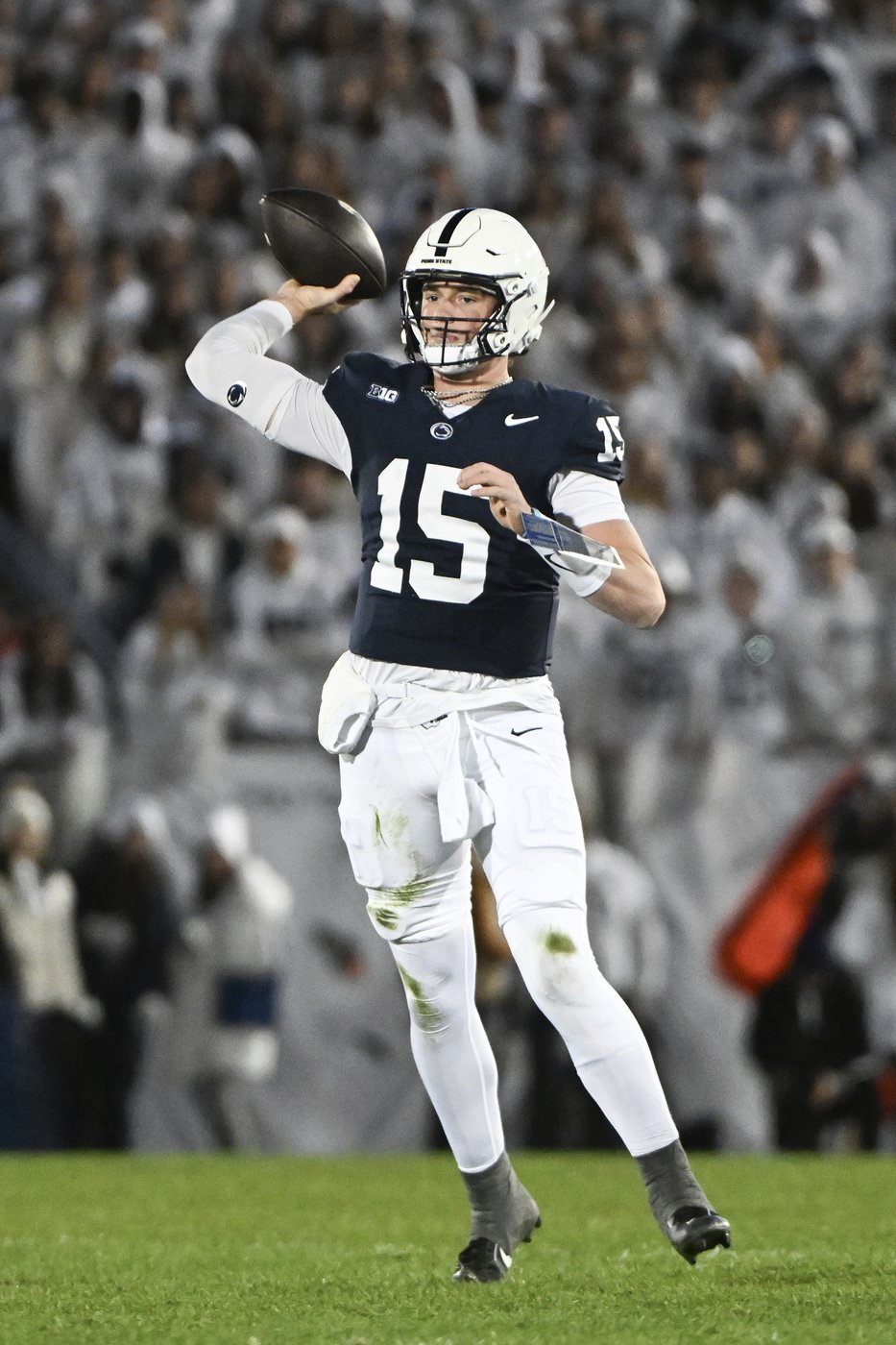 Warren scores 2 TDs as No. 6 Penn State routs Washington 35-6 | iNFOnews.ca