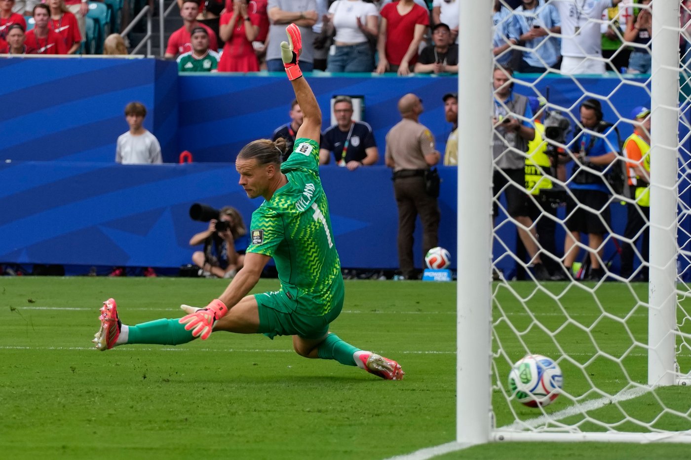 England scores in World Cup match with Norway after ball appears to hit camera cable over field | iNFOnews.ca England scores in World Cup match with Norway after ball appears to hit camera cable over field | iNFOnews.ca