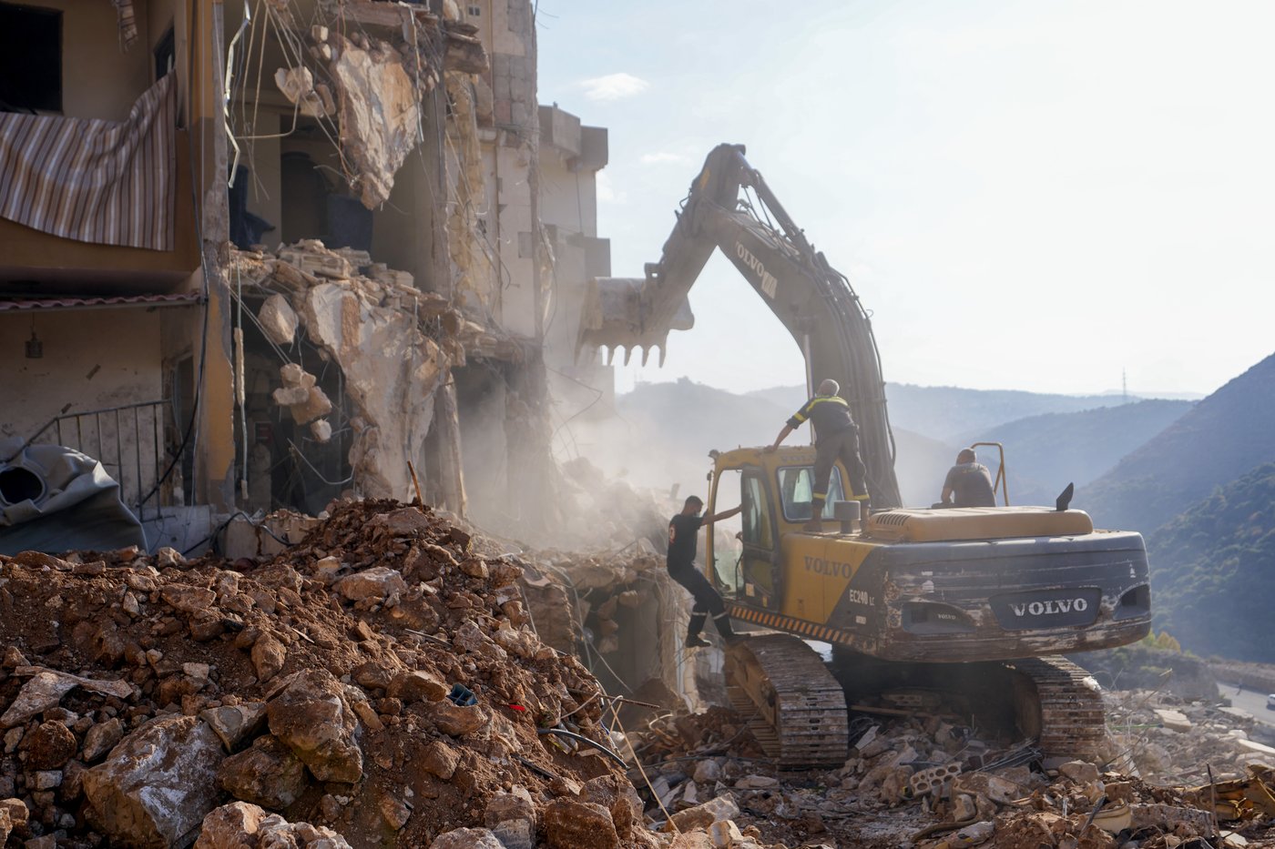 Rescuers pull 30 bodies from a building in central Lebanon hit in an Israeli strike | iNFOnews.ca