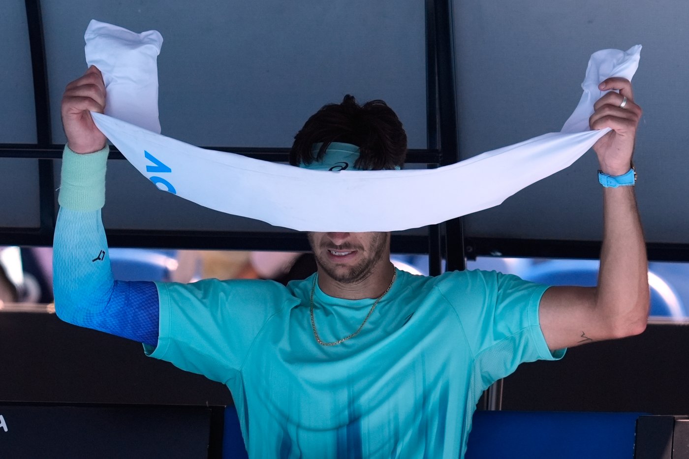 Spectators and players try to cool down during Australian Open heatwave | iNFOnews.ca