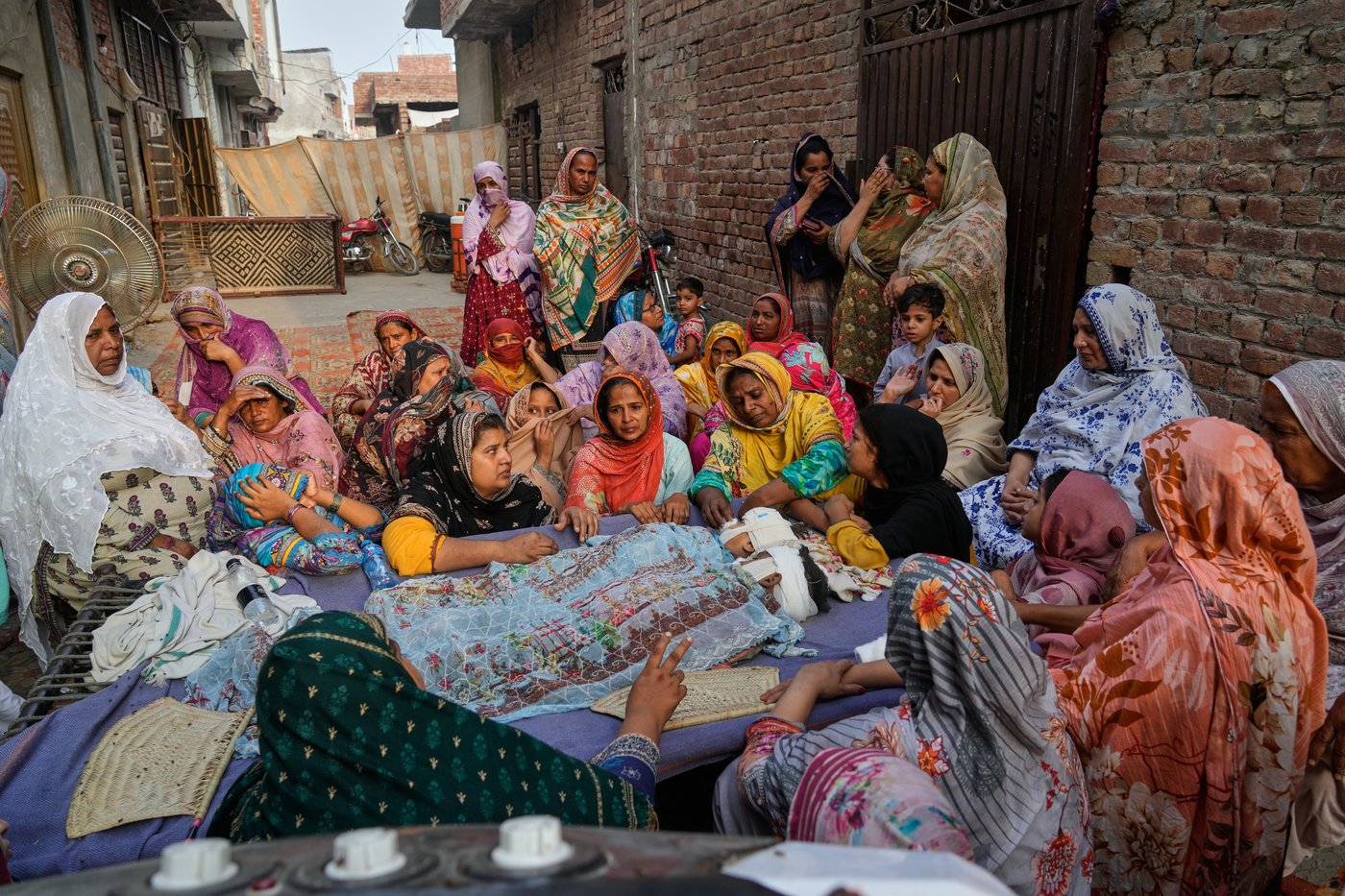 Mourners attend funerals for 14 Pakistani children killed in tutoring center roof collapse | iNFOnews.ca