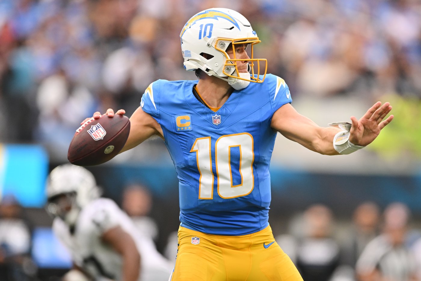 Chargers' Justin Herbert is off to a rough start under new coordinator Mike McDaniel | iNFOnews.ca