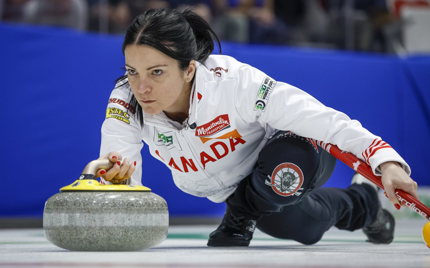 Canada's Kerri Einarson reaches world curling championship playoffs despite loss | iNFOnews.ca