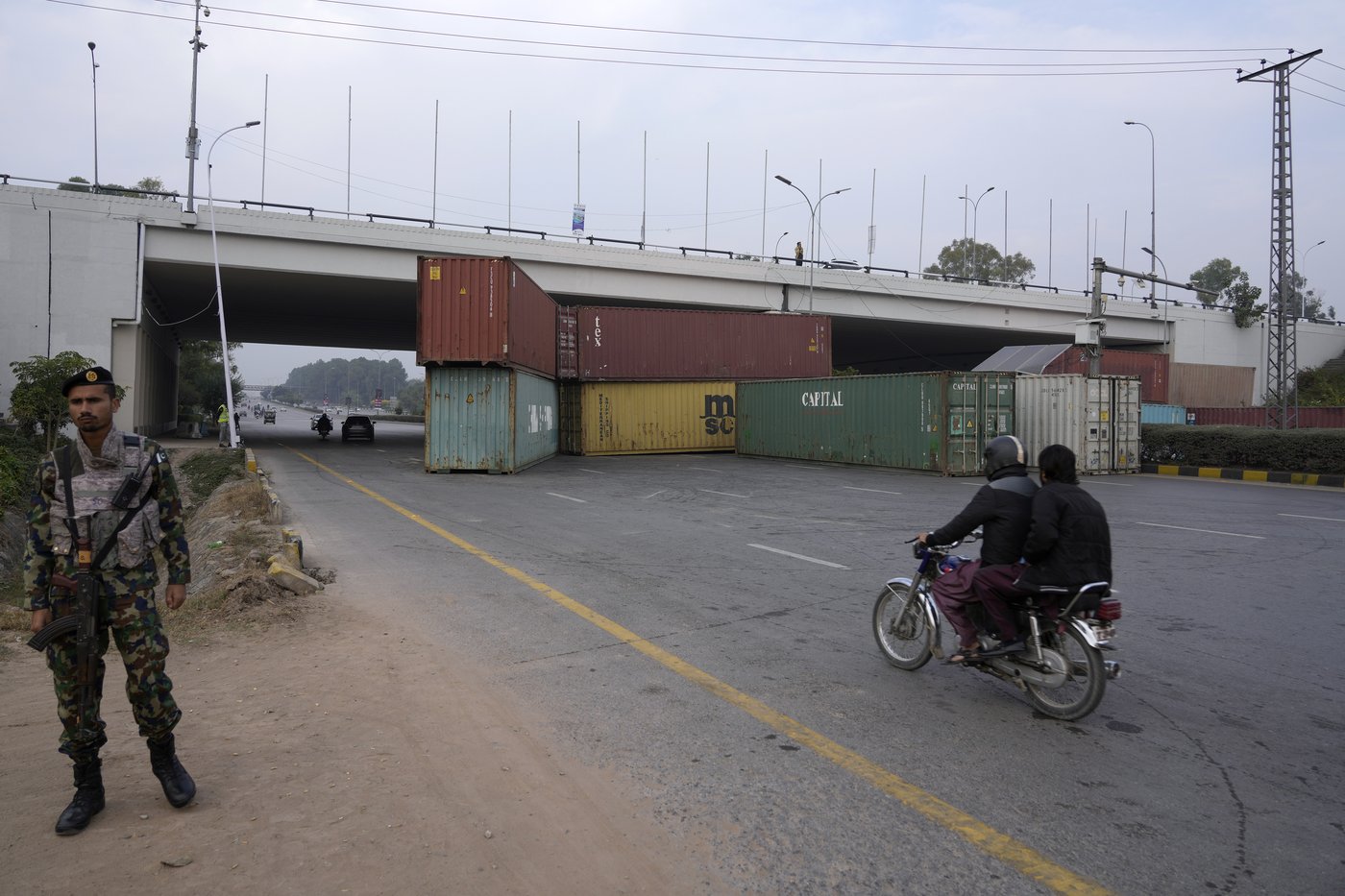Pakistan seals off its capital ahead of a planned rally by Imran Khan supporters | iNFOnews.ca Pakistan seals off its capital ahead of a planned rally by Imran Khan supporters | iNFOnews.ca