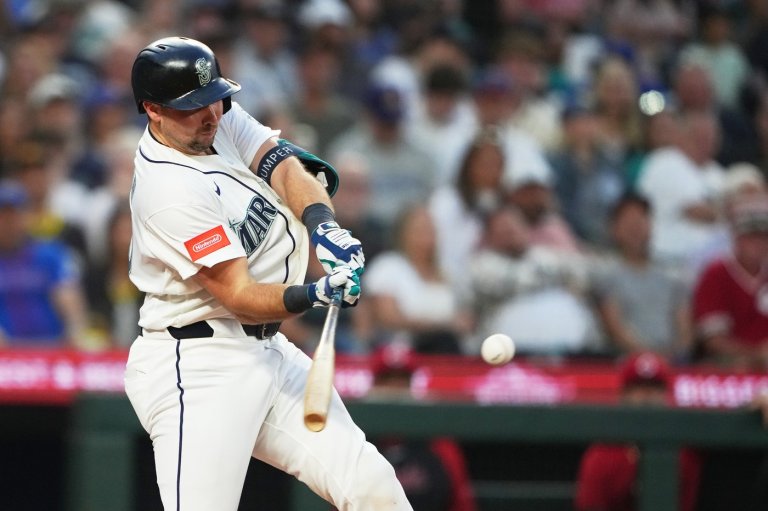 Reds intentionally load bases for slumping Mariners slugger Cal Raleigh, who makes Francona pay | iNFOnews.ca