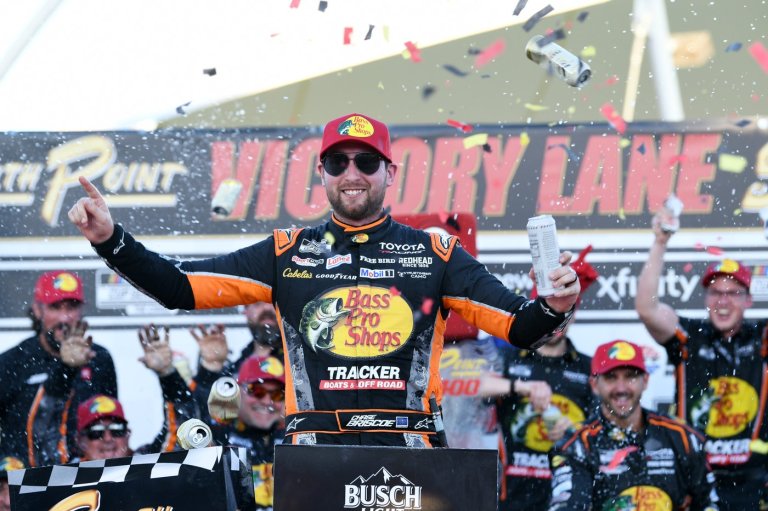 Chase Briscoe fends off Kyle Larson’s last-lap surge to win in Las Vegas | iNFOnews.ca