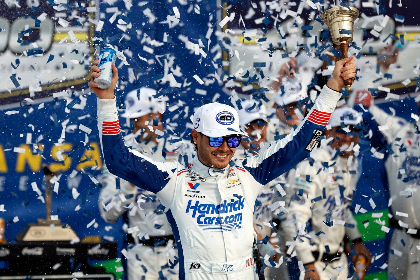 Kyle Larson storms to a dominant Kansas win, tightening his grip on the NASCAR Cup Series title race | iNFOnews.ca Kyle Larson storms to a dominant Kansas win, tightening his grip on the NASCAR Cup Series title race | iNFOnews.ca
