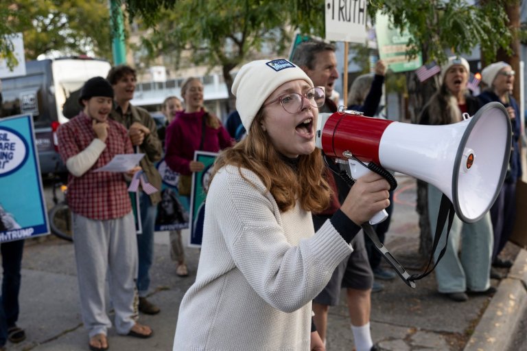 Judge dismisses young climate activists’ lawsuit challenging Trump on fossil fuels | iNFOnews.ca