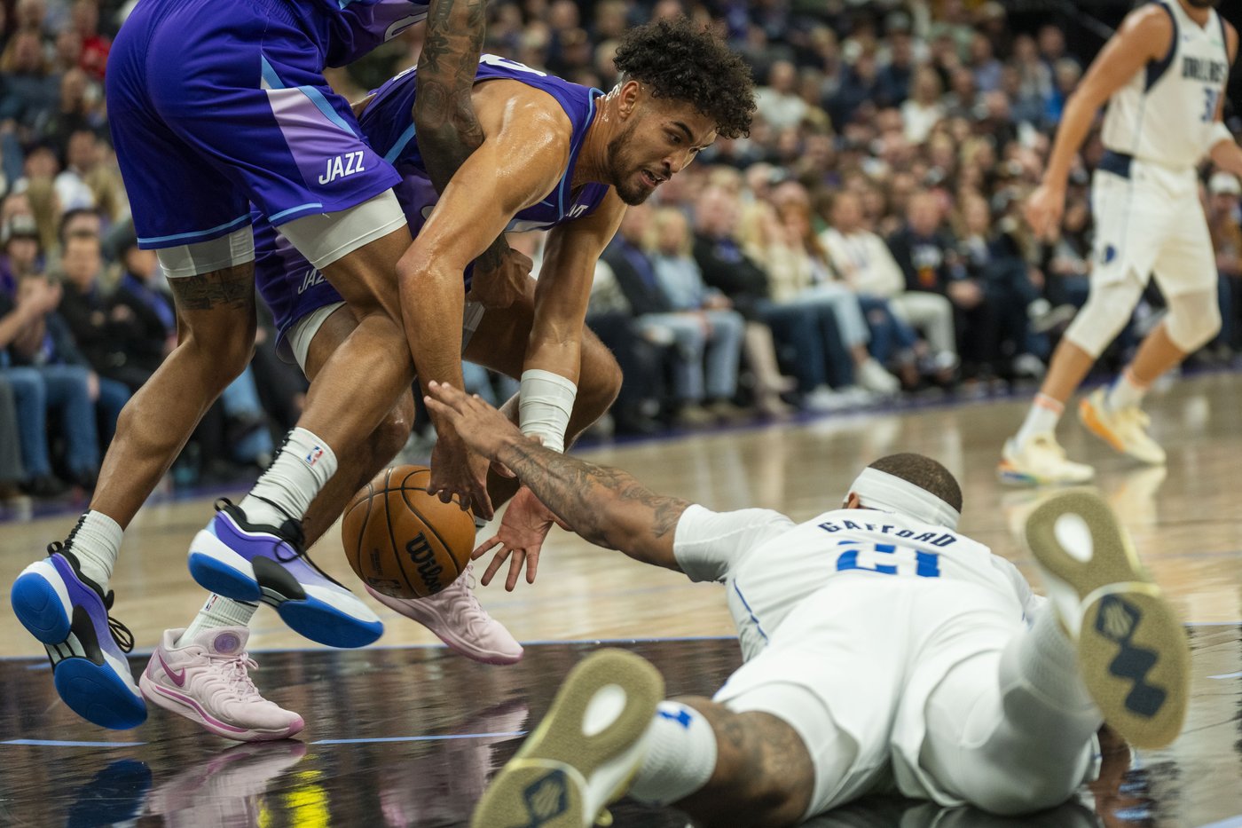 John Collins scores on a late dunk to lift Jazz past Mavericks for 1st home victory | iNFOnews.ca John Collins scores on a late dunk to lift Jazz past Mavericks for 1st home victory | iNFOnews.ca