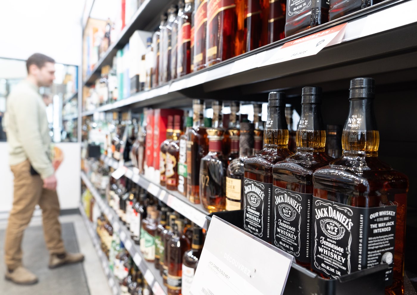 Some U.S. alcohol to return to Quebec stores before quality drops, minister says | iNFOnews.ca