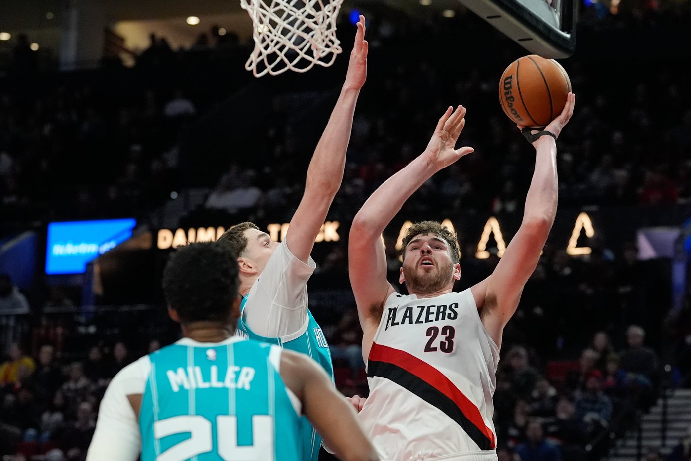 Hornets rally for 103-101 victory over the Trail Blazers | iNFOnews.ca