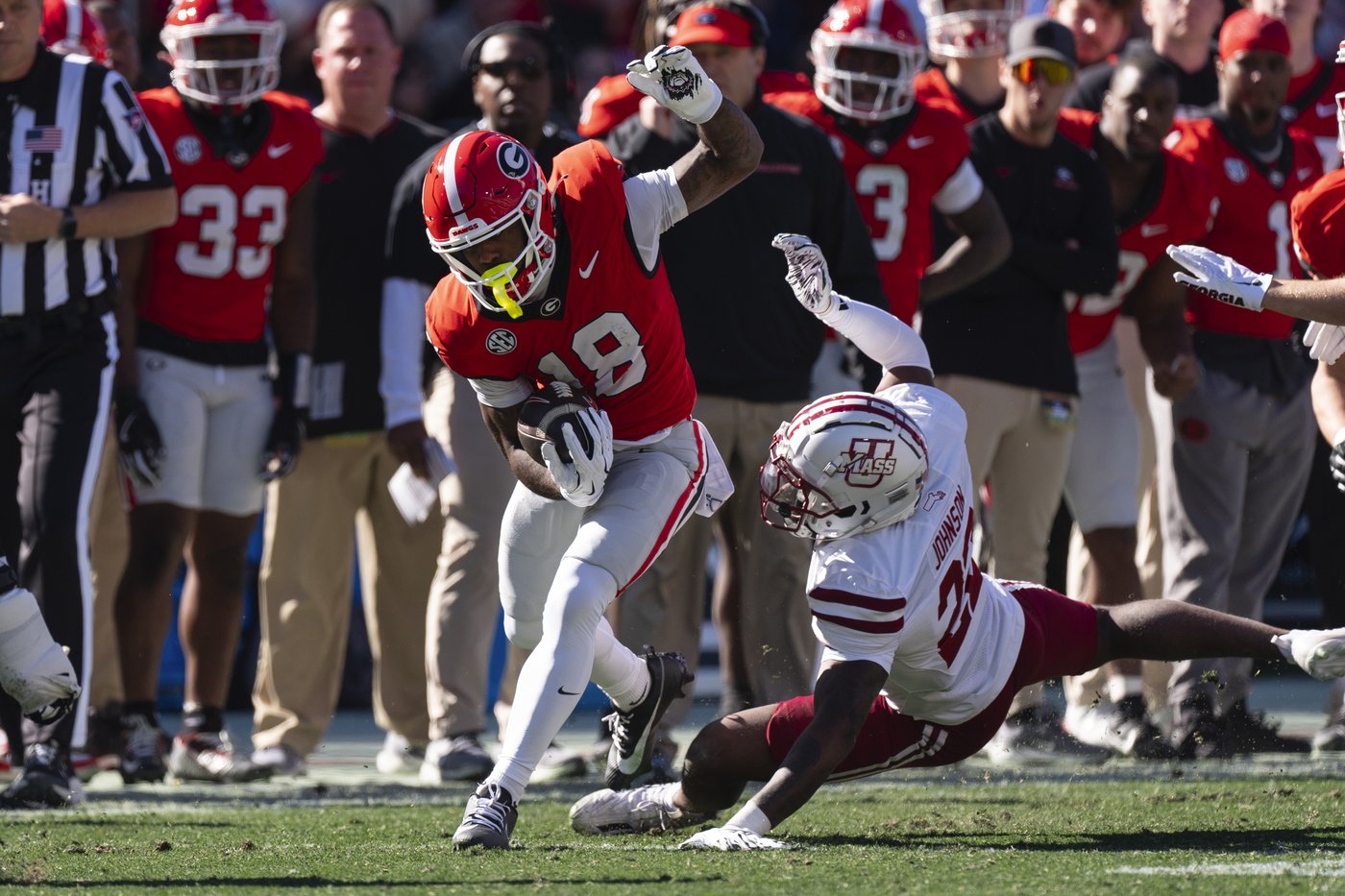 Beck throws 4 TD passes and Frazier runs for 3 scores to lead No. 8 Georgia past UMass, 59-21 | iNFOnews.ca Beck throws 4 TD passes and Frazier runs for 3 scores to lead No. 8 Georgia past UMass, 59-21 | iNFOnews.ca