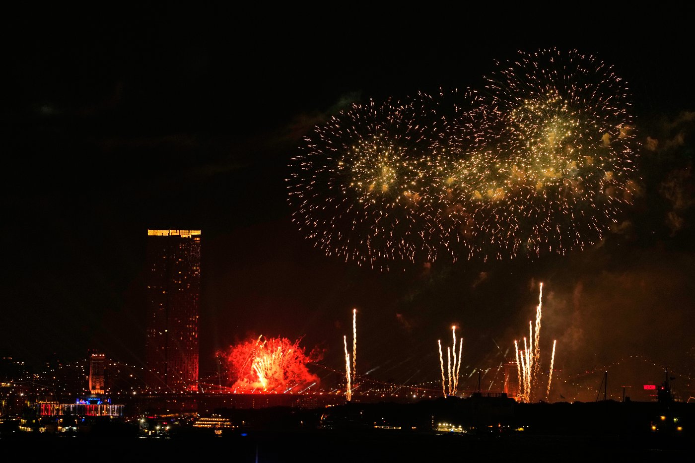 Fire breaks out on Brooklyn Bridge during New York's fireworks show | iNFOnews.ca Fire breaks out on Brooklyn Bridge during New York's fireworks show | iNFOnews.ca