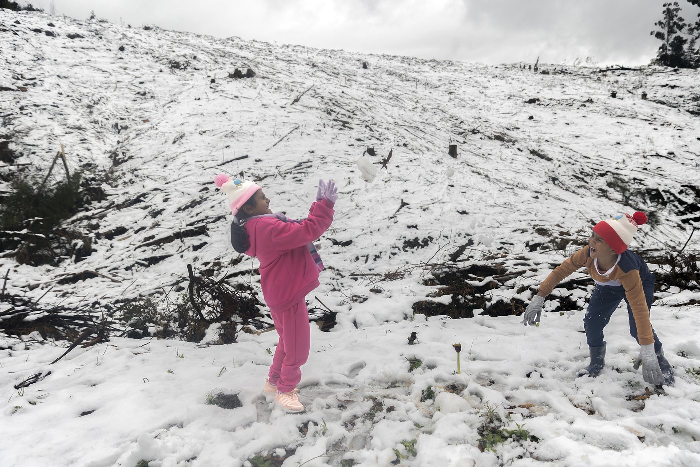 Late snowstorms batter South Africa's coast and leave 2 people dead | iNFOnews.ca Late snowstorms batter South Africa's coast and leave 2 people dead | iNFOnews.ca